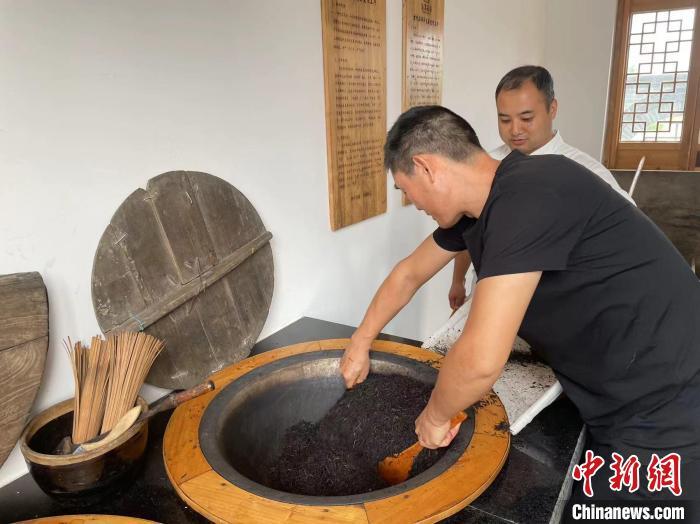 澳门开奖·(中国)官方网站高质量发展调研行）“智能化”为陕西茯茶锦上添“花”(图1)