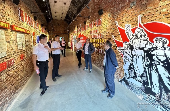 2-3 参观809“三线记忆”展览馆.jpg.jpg