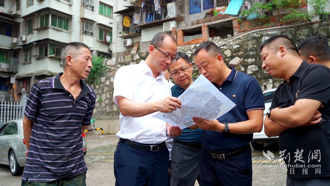 宜昌市住建局等多部门干部调研踏勘汉宜村片区_副本.jpg.jpg