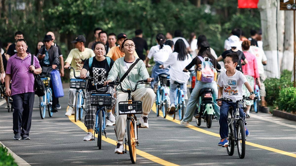 中秋國慶假期首日，市民游客打卡東湖綠道