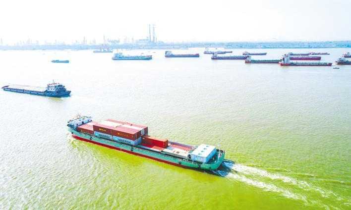汉江航运步入“电化时代” 首艘纯电动集装箱示范船在汉首航
