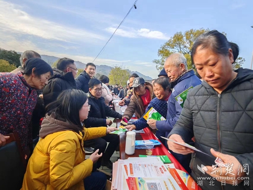 奔驰宝马游戏大厅中央刚宣布精简编制又挂牌农管局他会不会成为下一个城管(图1)