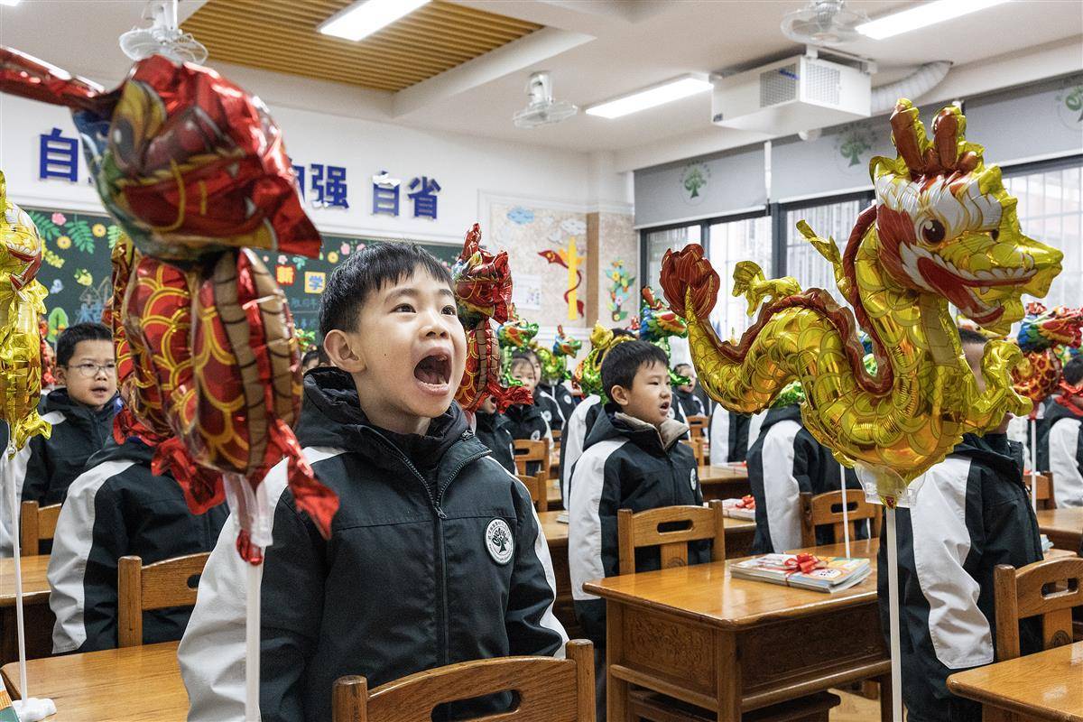 武汉一小学“花式”迎新学期，校园处处可见“龙元素”
