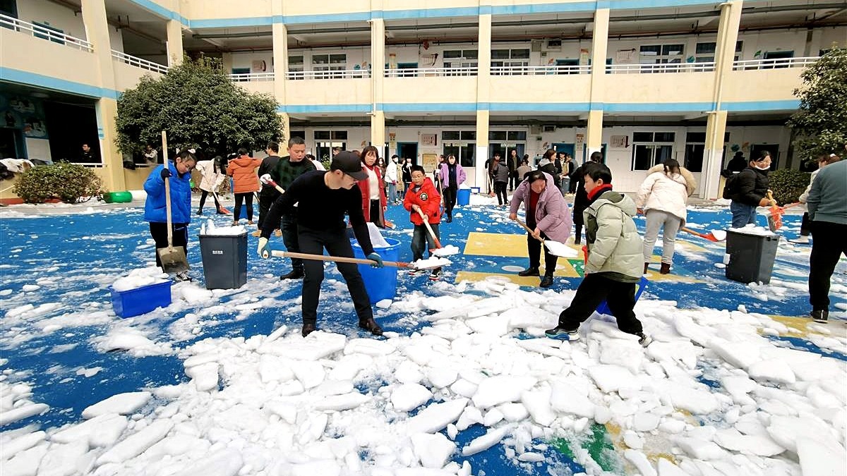 确保学生平安返校 武汉全力清除校园内外积雪
