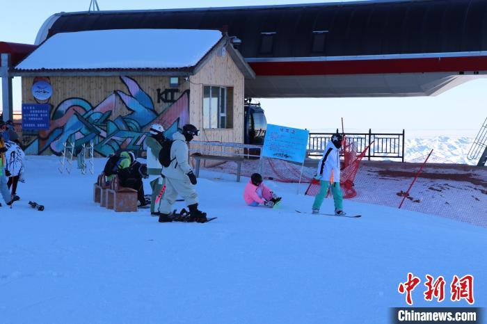 pg电子官网：新春走基层）打造滑雪配套+ 新疆青河积蓄冰雪旅游发展后劲(图2)