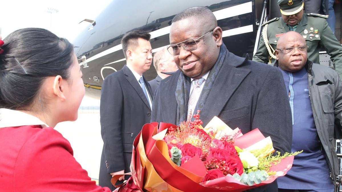塞拉利昂总统比奥抵达武汉