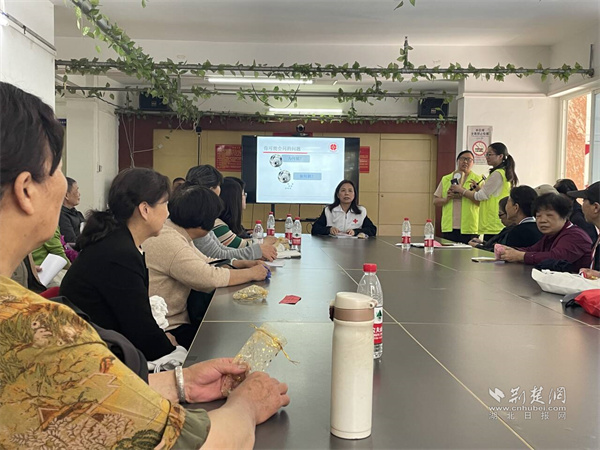 社区红十字会志愿者进行科普宣讲。.jpg