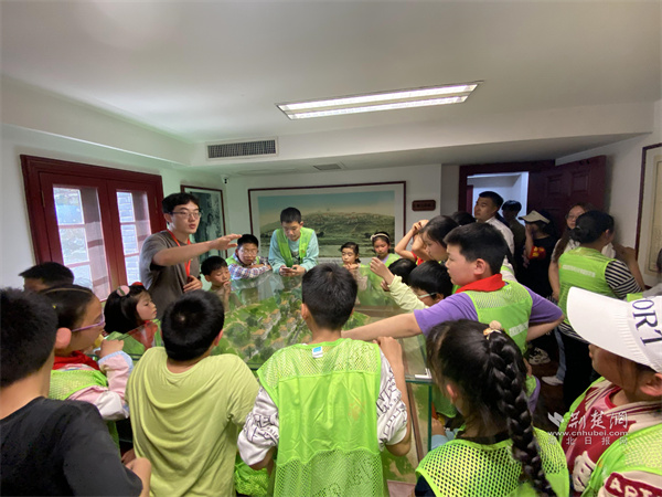 青少年们正在听讲解.JPG