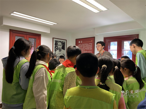 青少年们参观武汉大学周恩来故居.JPG