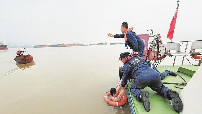 船主为救爱犬被困江中 货轮和海事人员展开营救