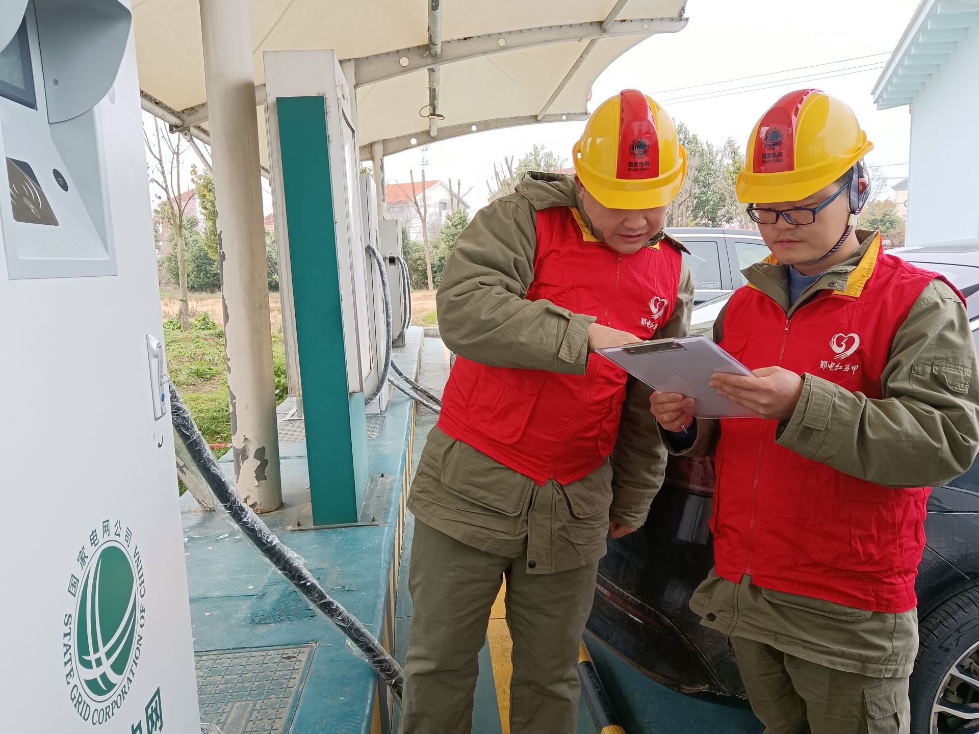 運維人員對供區(qū)充電設(shè)施進行了全面“體檢”1.jpg.jpg