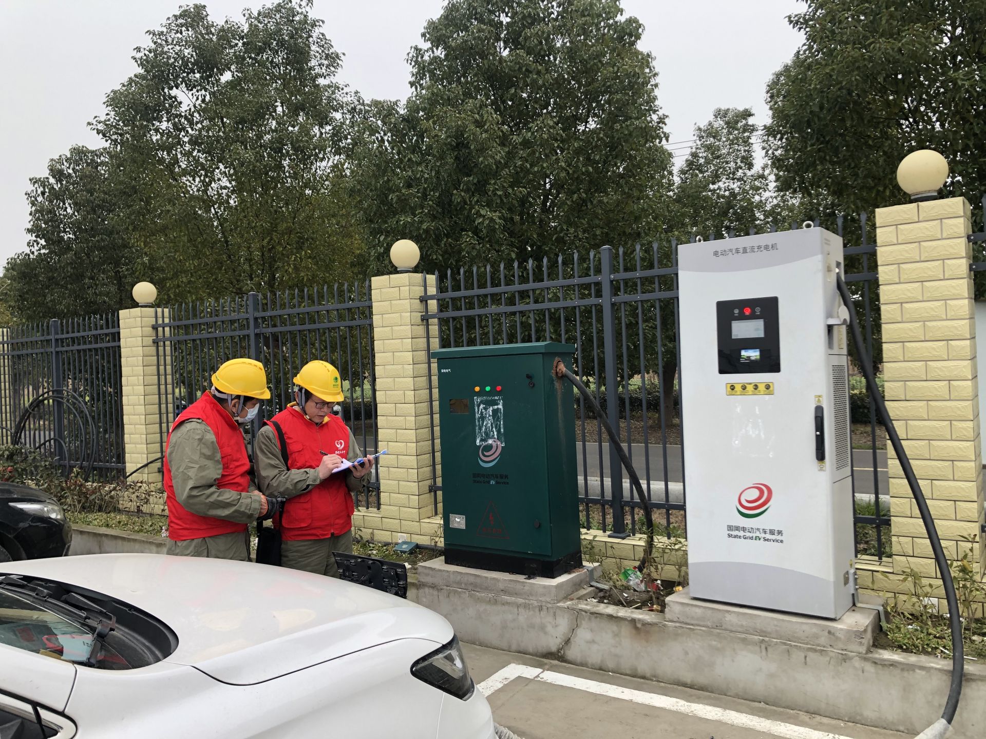 運維人員對供區(qū)充電設(shè)施進行了全面“體檢”2.jpg.jpg
