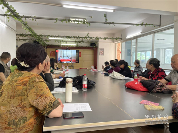 读书社区副书记带领大家一起学习。.jpg