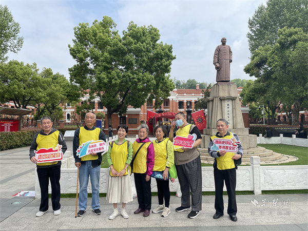 红楼前，大家打卡合影留念。.jpg
