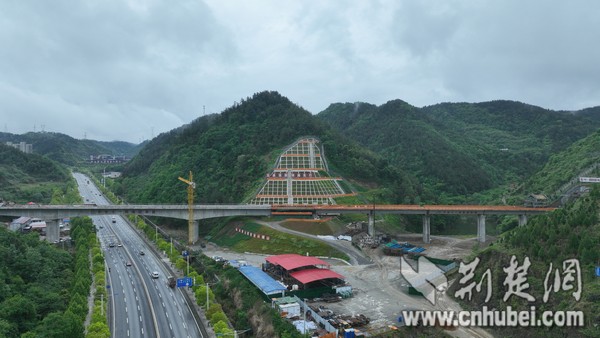 西十高铁湖北段田二沟与跨汉江大道大桥和龙远眺.jpg