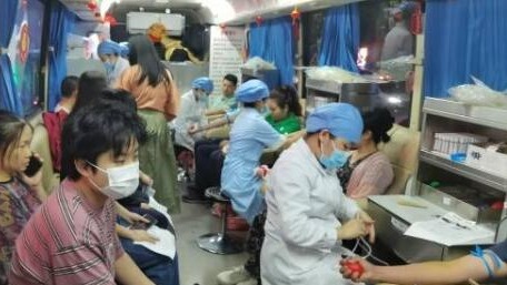 梅州市民连夜排队献血，支援抢救塌方灾害伤者