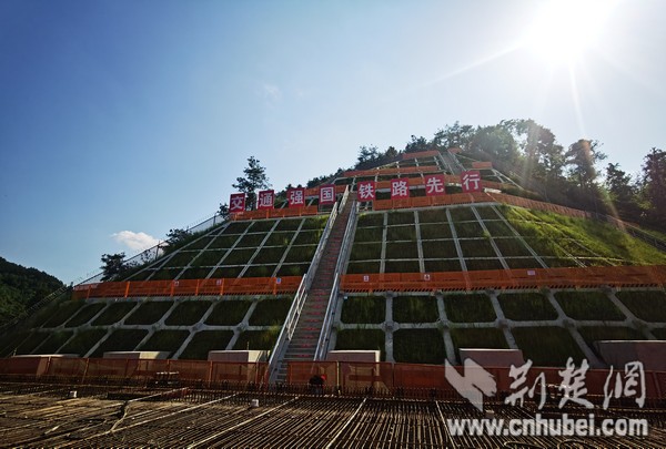 全线最高护坡田二沟与汉江大道大桥7级护坡.jpg