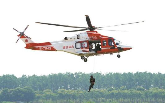 直升机快速转运伤病员   武汉低空经济飞出新赛道