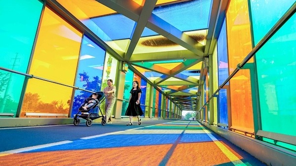 彩色玻璃栈桥惊艳江城
