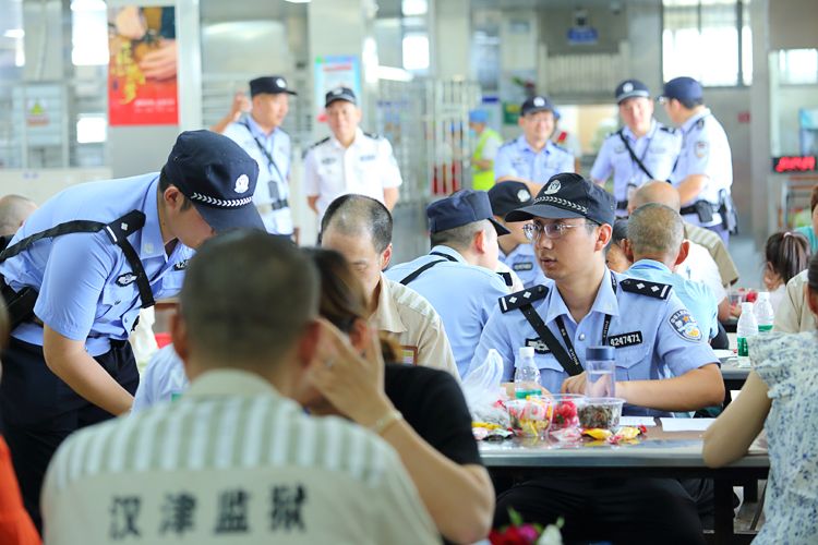 11、在开放日活动中，民警和服刑人员亲属共同规劝服刑人员悔过自新、积极改造.jpg.jpg