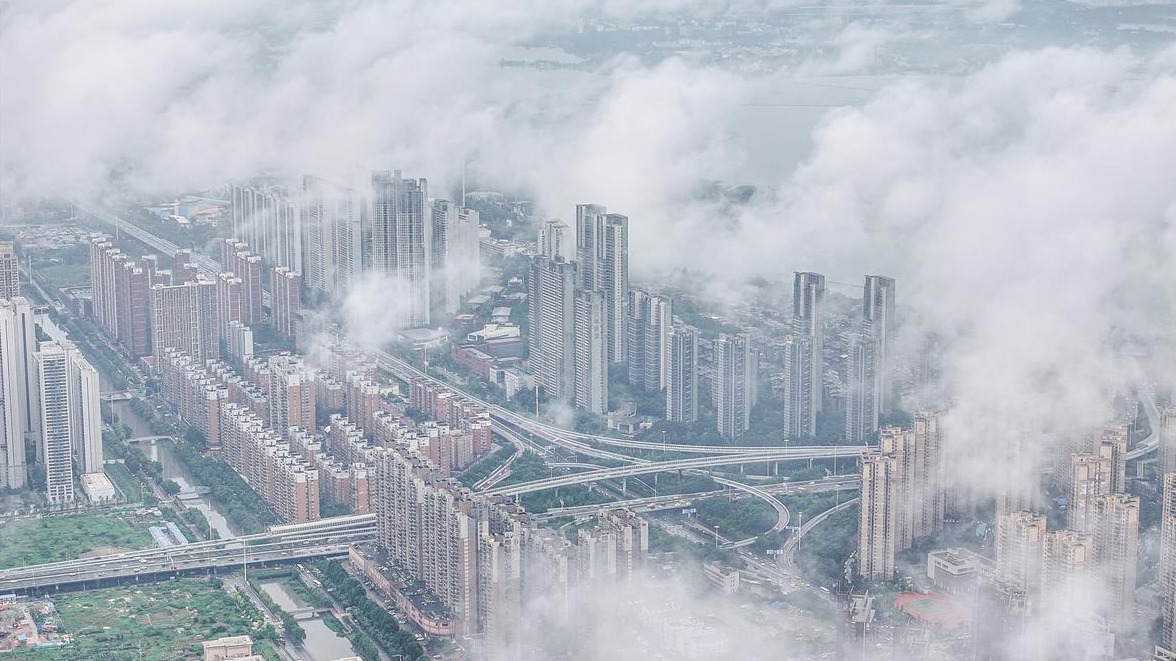 暴雨过后，江城云雾缭绕宛若天空之城