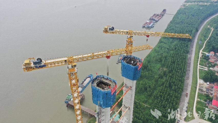 双柳长江大桥北岸主塔封顶