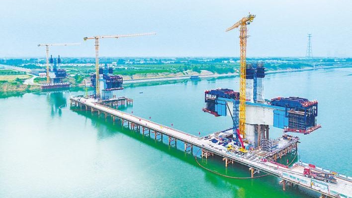 襄荆铁路汉江特大桥全面展开上部结构施工