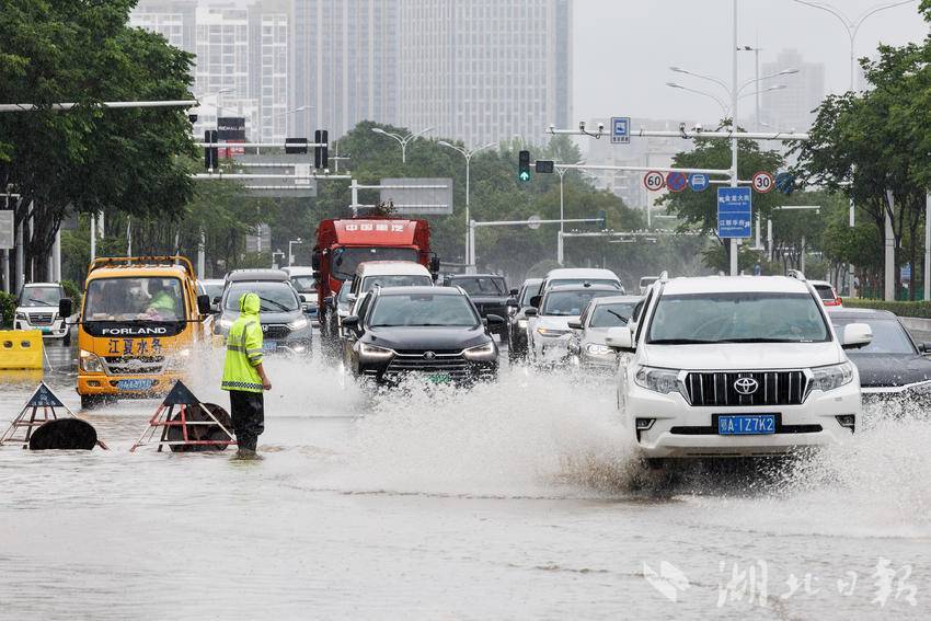暴雨来袭，武汉多部门行动排涝保畅