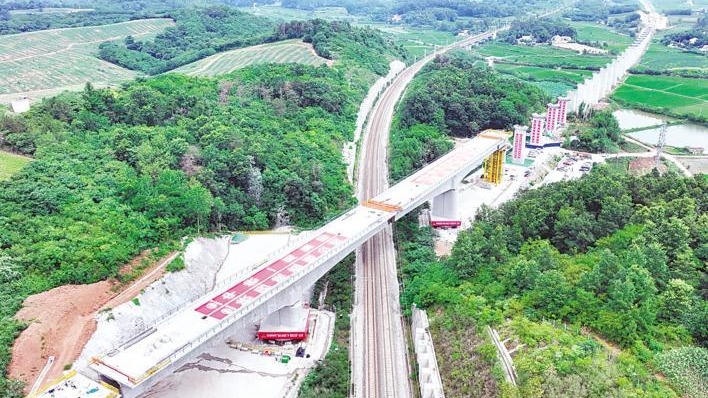 襄荆高铁跨浩吉铁路大桥成功转体