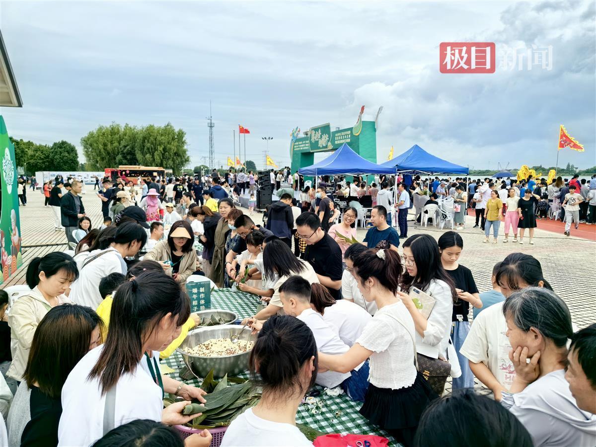 2024年长三角龙舟争霸赛在浙江嘉善开赛观众现场体验包粽子、做盘扣(图4)