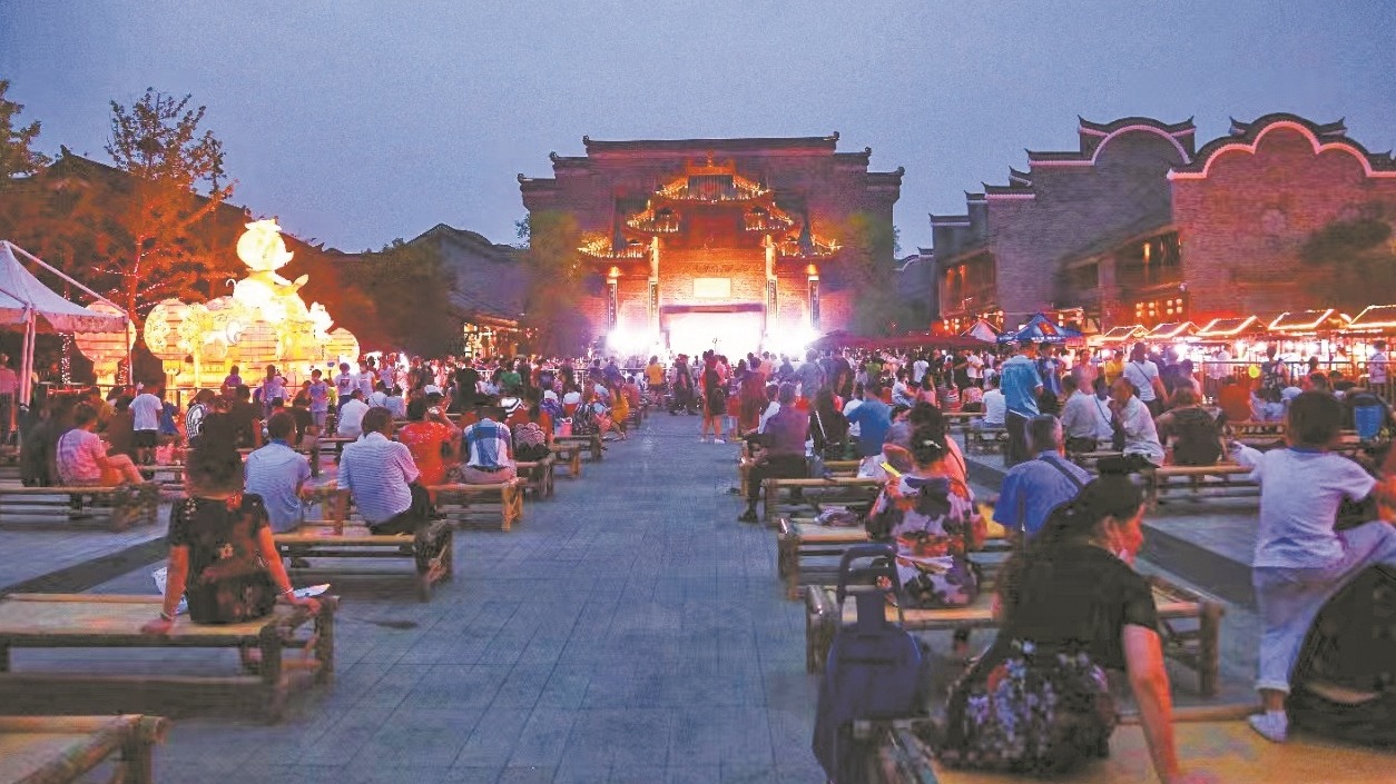 武汉公园景区“挑灯夜战”夏日经济