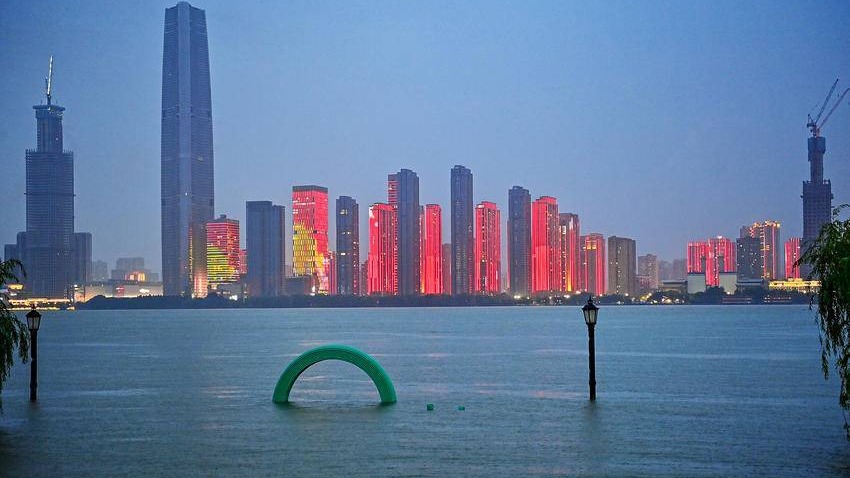 汉口江滩网红雕像“一家五口”被长江水淹没