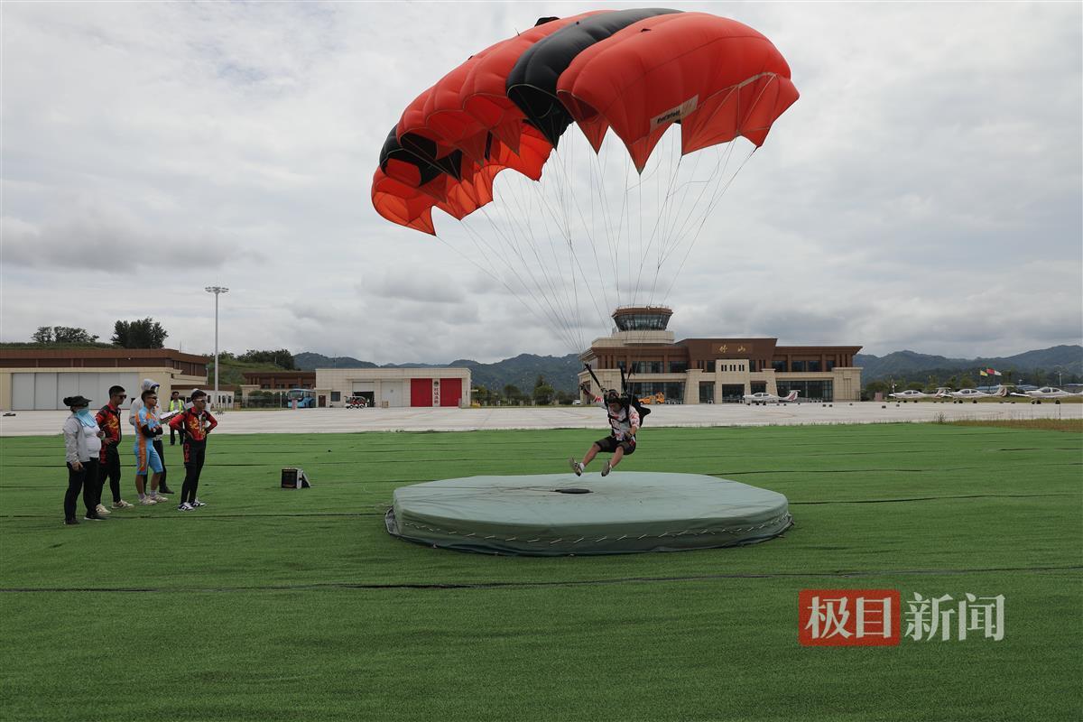 国家造型跳伞队在湖北竹山开训