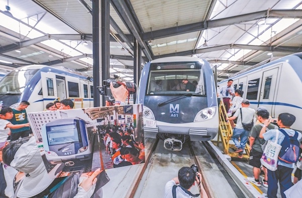 武汉地铁开通20年 50多名“铁粉”    登首发车庆生