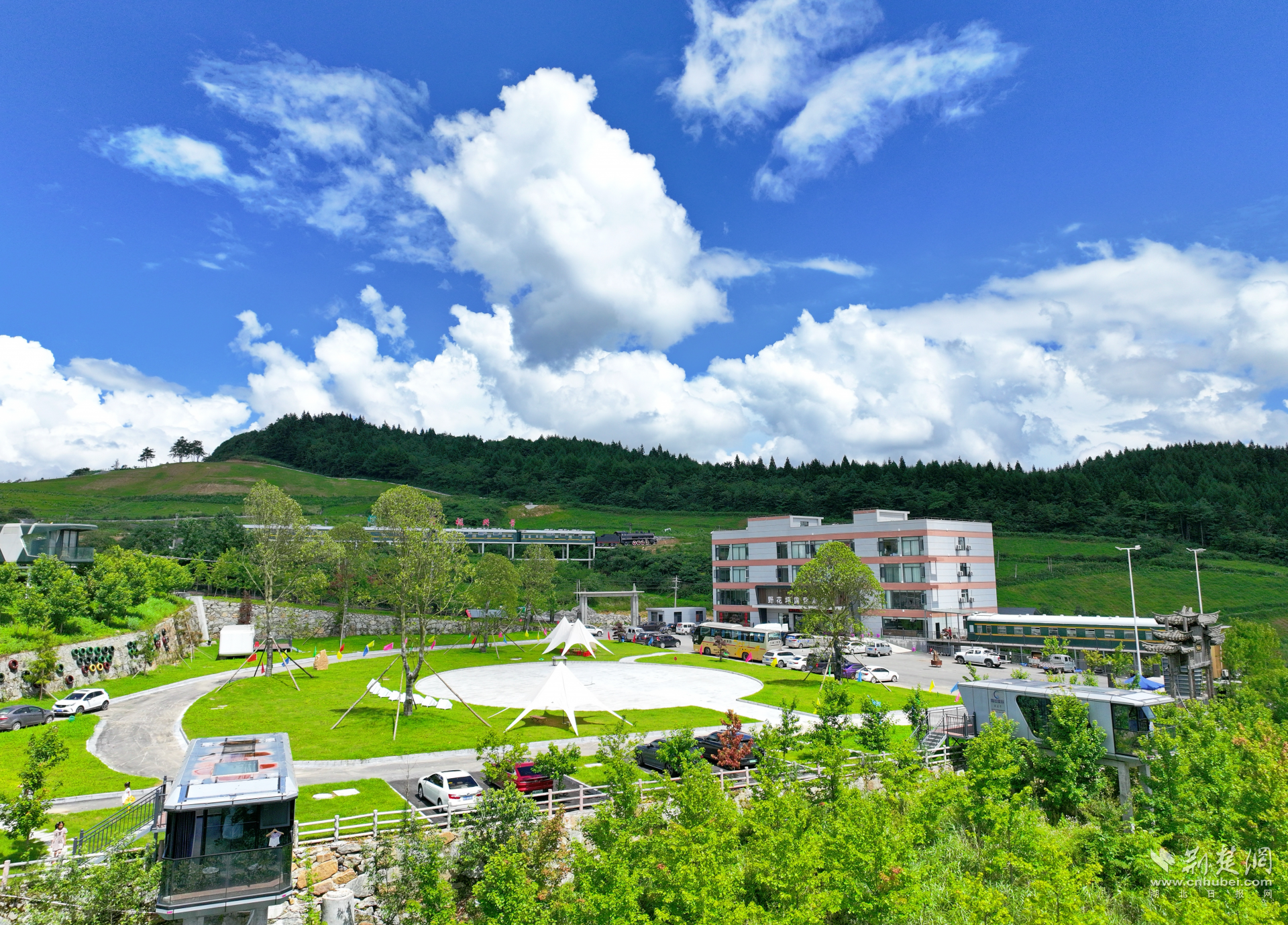 蓝天白云下的野花坪村.png.png