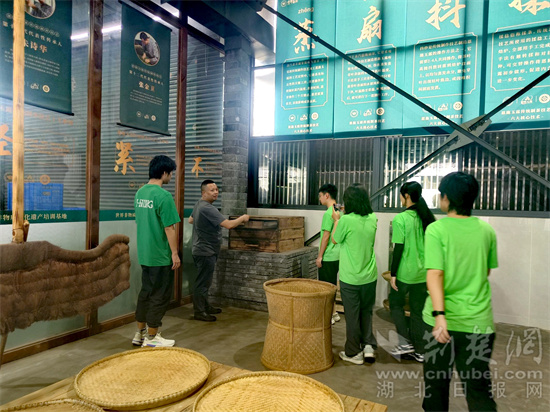 【实践团成员正在参观手工制茶车间】【摄影人：庞依昆】.jpg