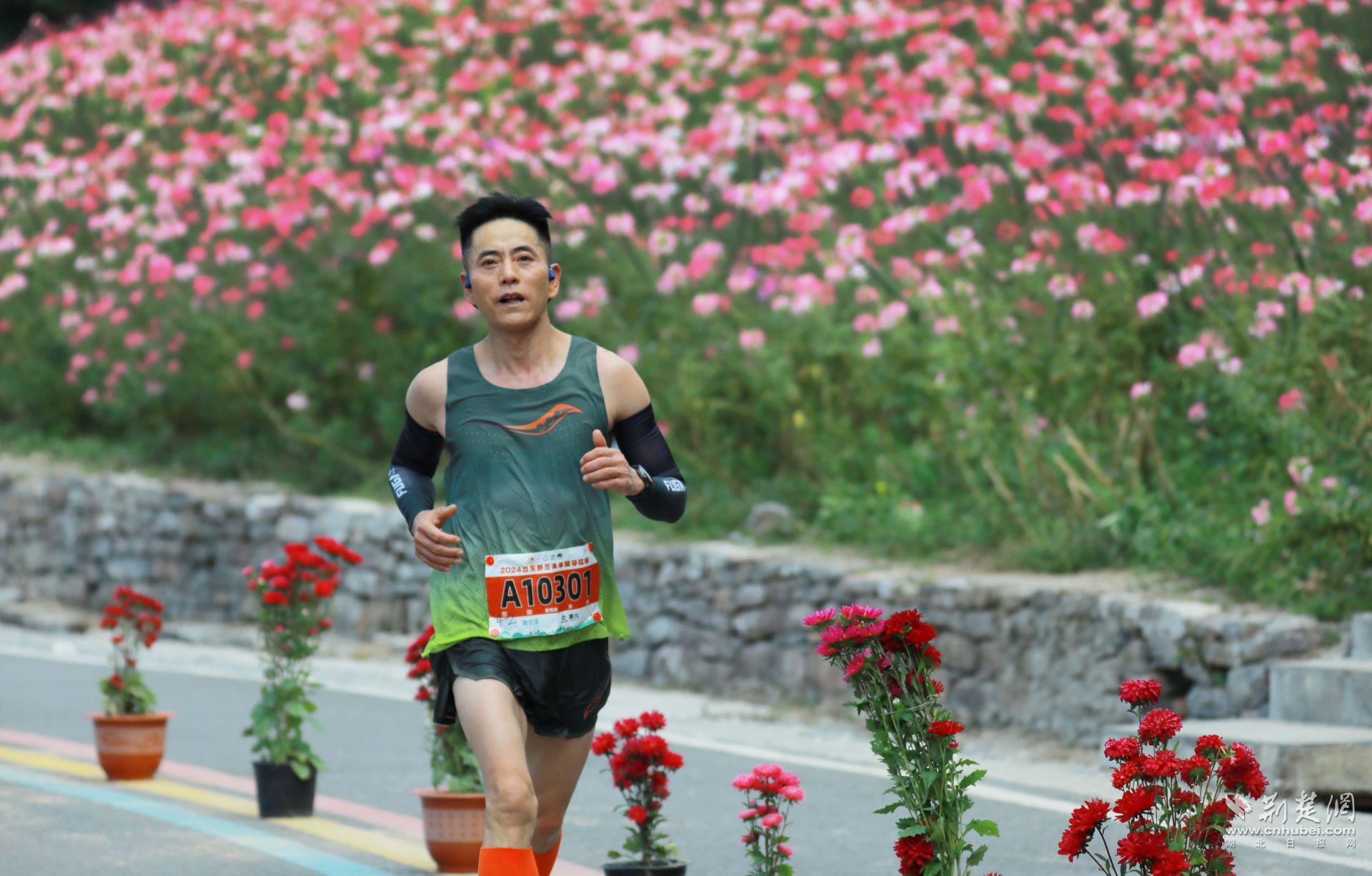 奔跑在花海 边文海摄 (2).jpg.jpg