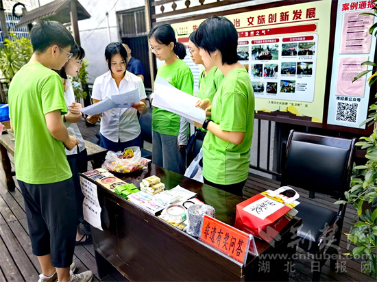 【当地居民积极参加有奖问答活动】【摄影人：赵鸿璟】.jpg