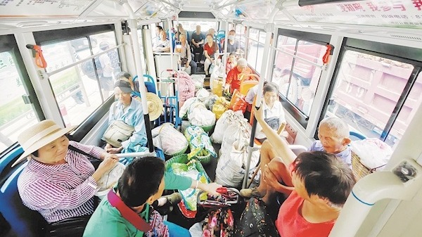 42公里串起30多个村落 武汉有条“卖菜公交”