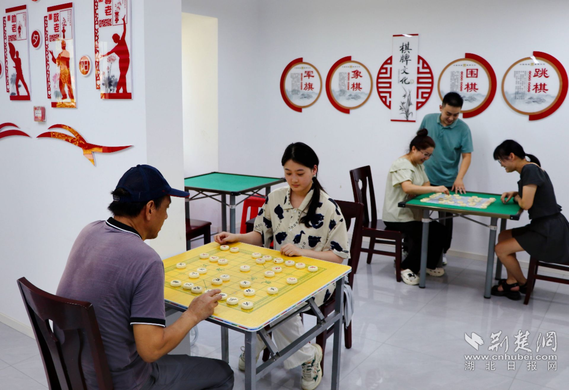 群眾在云天半島城市驛站休息室下象棋。  程國(guó)輝攝.jpg.jpg