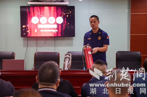 星空体育：荆门消防组织开展消防培训及产品真伪鉴别培训(图2)
