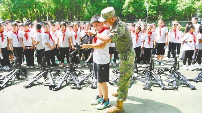 湖北启动青少年学生走进军营试点活动