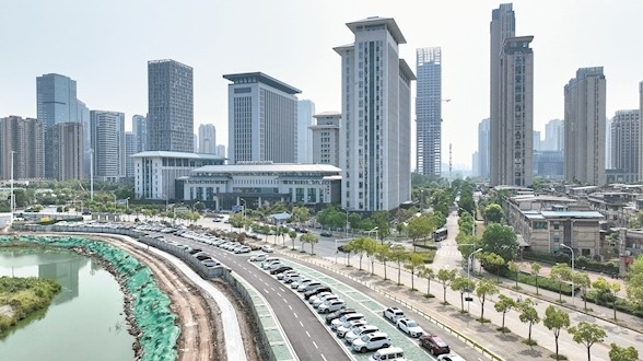 武汉：空地新建停车场 缓解就医停车难