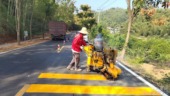 咸安区公路管理局持续开展路域环境整治