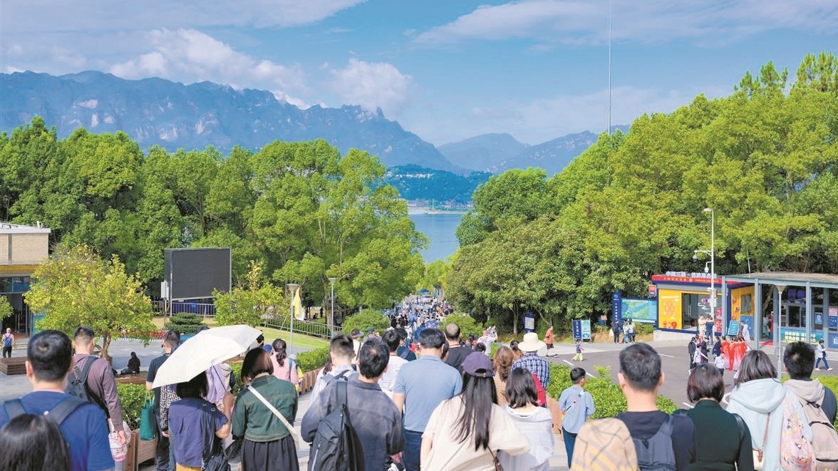 全国游客在知音湖北遇见醉美金秋