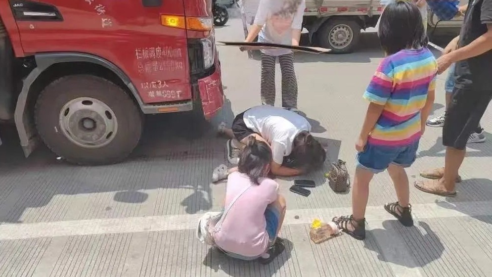 男孩被大貨車碾壓分離，一群醫生把他“接”上了！