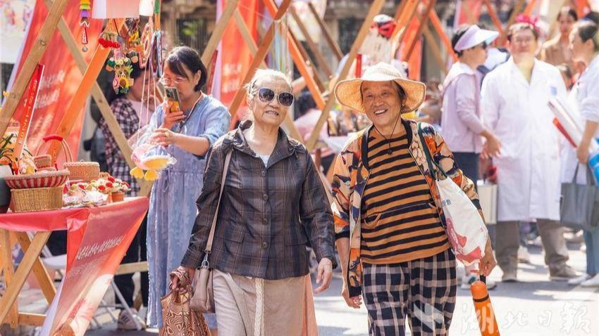 重阳节，银发生活市集人气旺