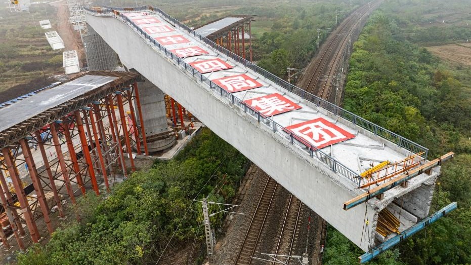 湖北蘄春長膠廊道跨京九鐵路連續(xù)梁成功轉(zhuǎn)體