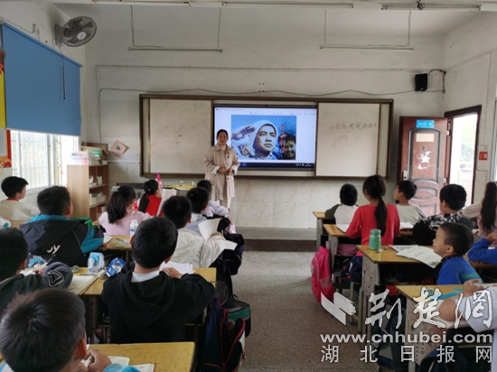 大冶这所小学遍布图书角，让学生处处有书读