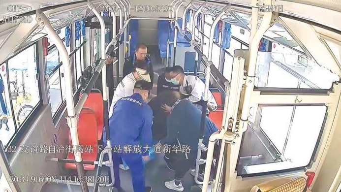 老年乘客突發(fā)病昏迷 公交司機急攔救護車